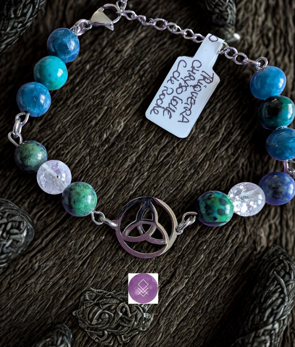 Bracelet communication calme et recentrage en pierres de chrysocolle, apatite et cristal de roche craquelé, symbole triquetra