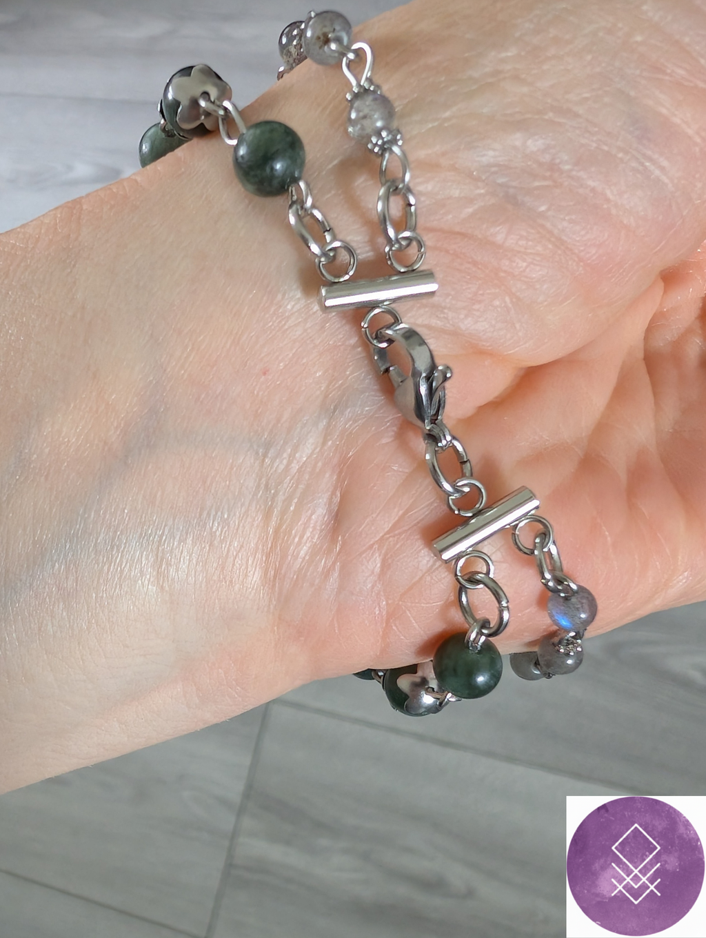 Bracelet sur mesure Guérison émotionnelle et physique en pierres de Séraphinite et labradorite accompagnées du noeud de sorcière