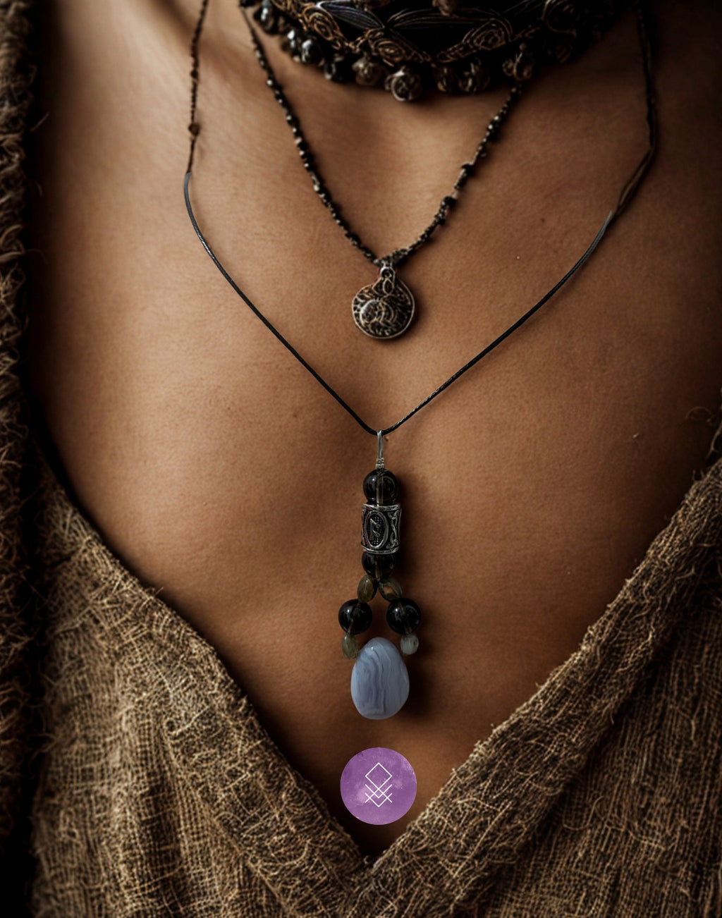 Talisman de sagesse, collier cuir labradorite, calcédoine bleue et quartz fumé accompagné de la rune de sagesse et protection Ansuz.