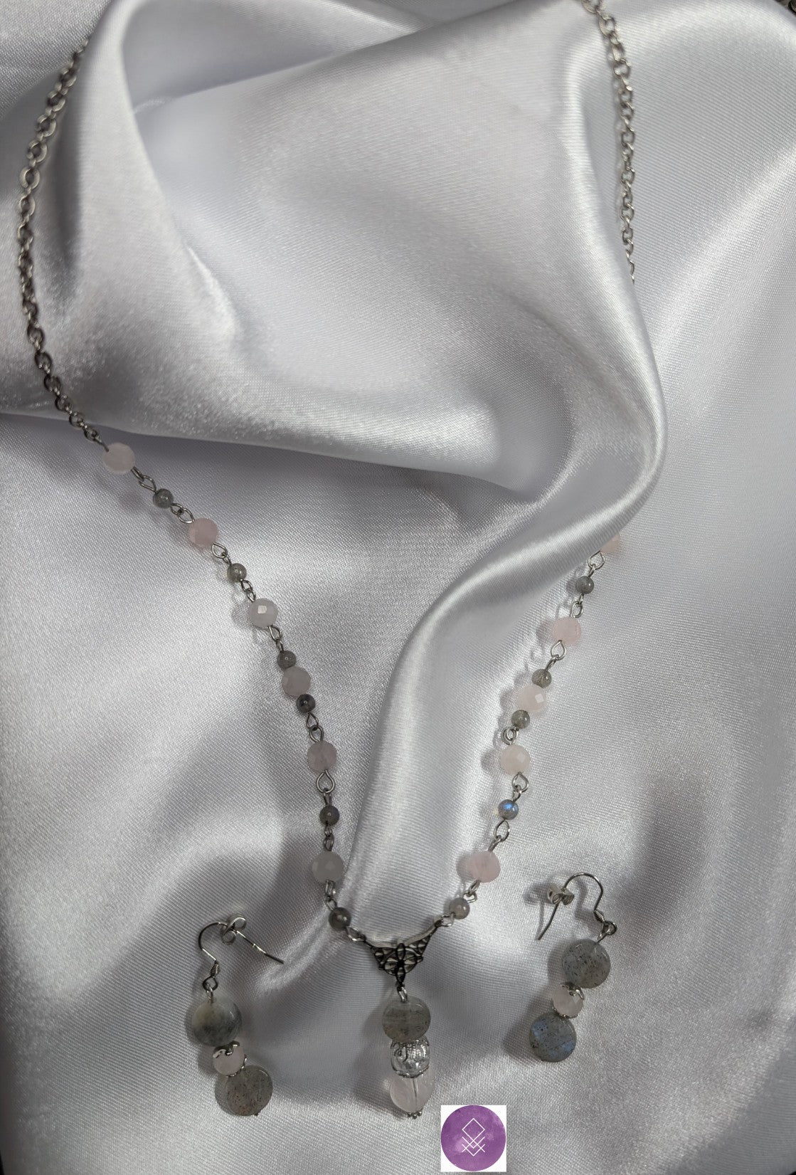 Parure Protection, équilibre et apaisement en pierres de quartz rose et Labradorite noeud de sorcière