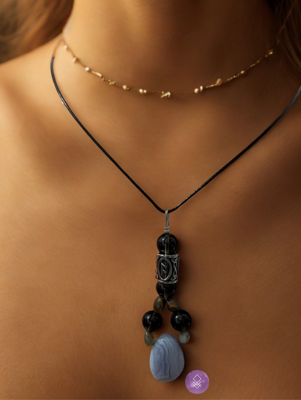 Talisman de sagesse, collier cuir labradorite, calcédoine bleue et quartz fumé accompagné de la rune de sagesse et protection Ansuz.