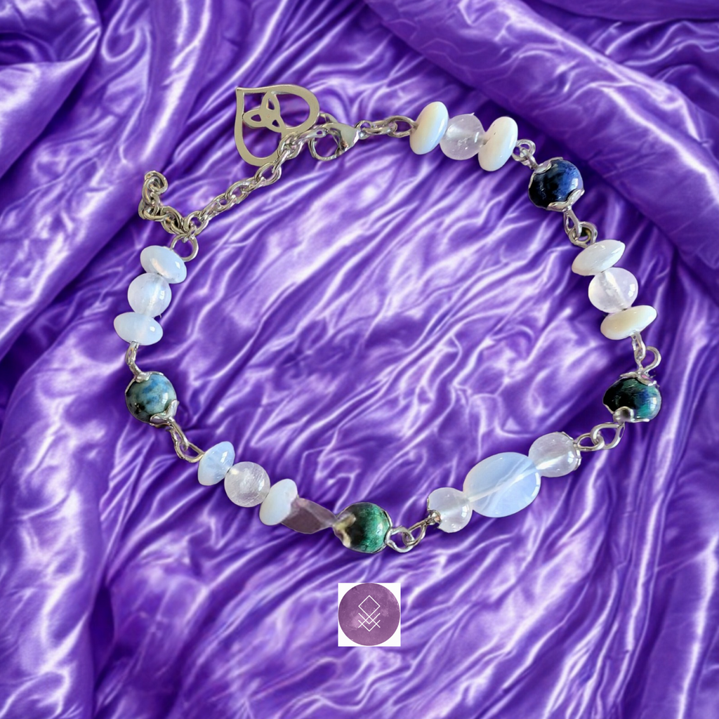 Bracelet sérénité en pierres de calcédoine bleue, pierres de lune, chrysocolle et triquetra