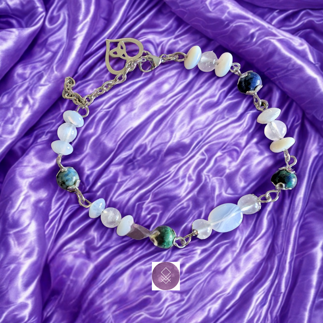 Bracelet sérénité en pierres de calcédoine bleue, pierres de lune, chrysocolle et triquetra