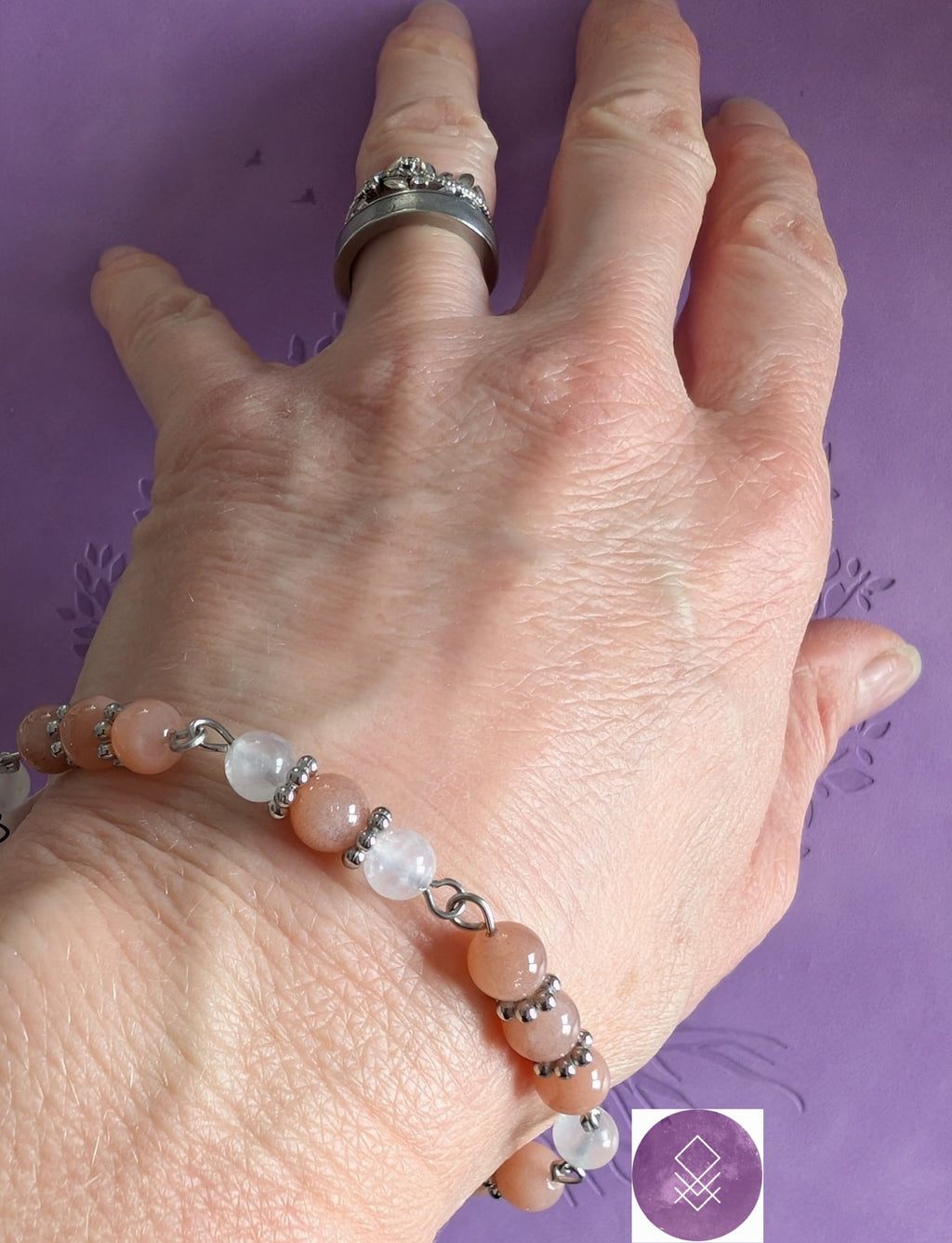 Bracelet joie de vivre et apaisement en pierres de soleil et pierres de lune.