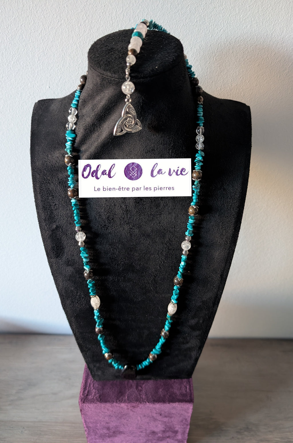 Sautoir turquoise naturelle, hypersthène, bronzite, cristal de roche craquelé et quartz rose, nœud celtique.