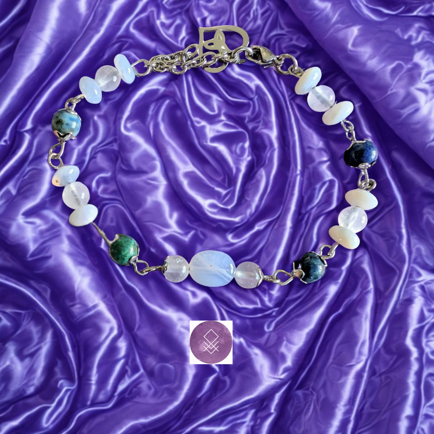 Bracelet sérénité en pierres de calcédoine bleue, pierres de lune, chrysocolle et triquetra