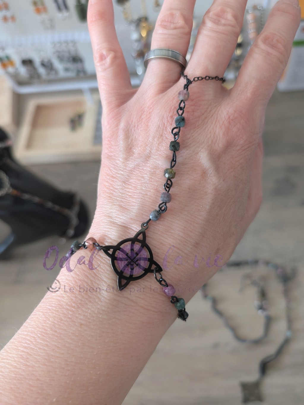 Bracelet de doigt tourmaline multicolore et nœud de sorcière wicca