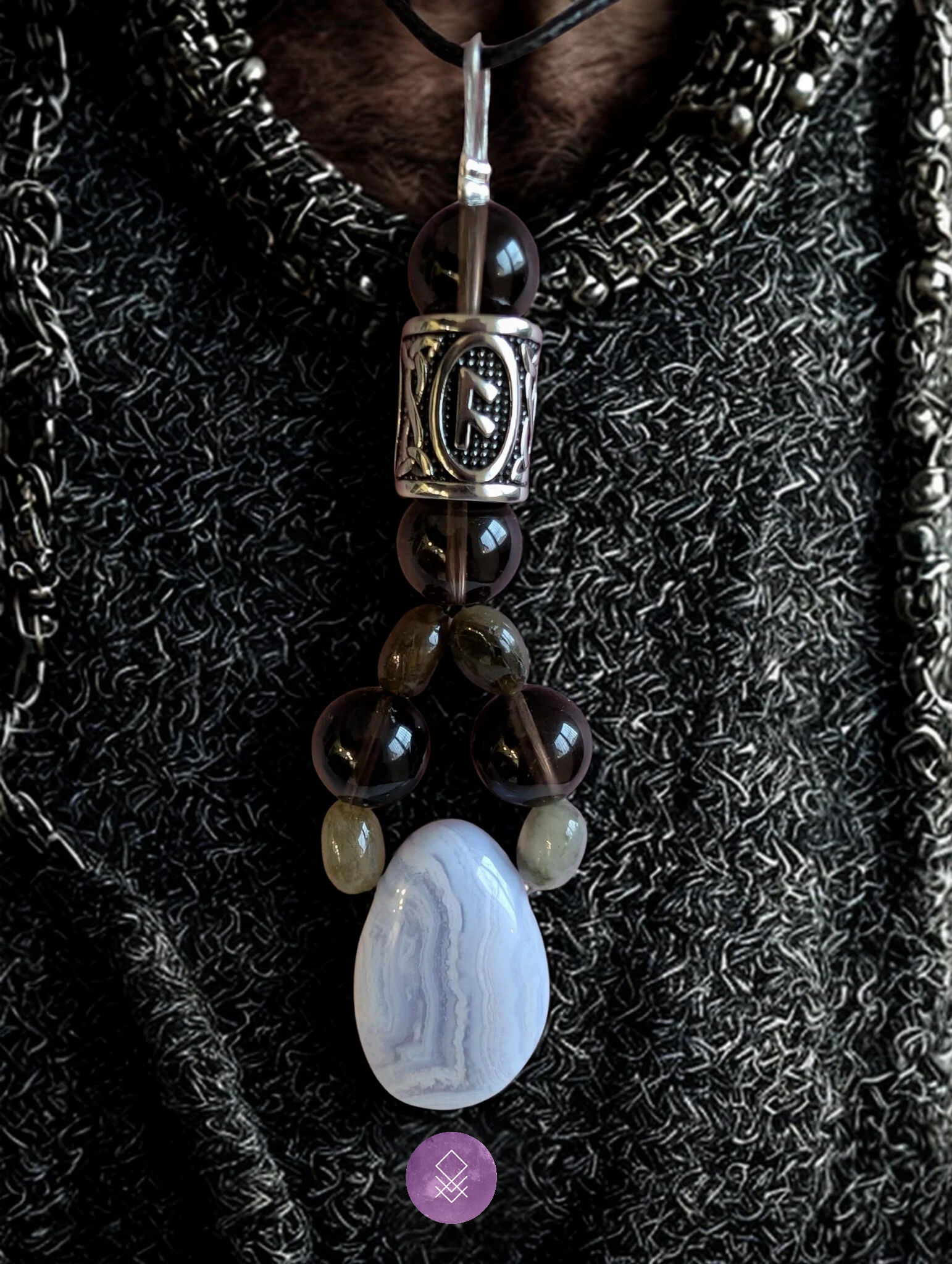 Talisman de sagesse, collier cuir labradorite, calcédoine bleue et quartz fumé accompagné de la rune de sagesse et protection Ansuz.