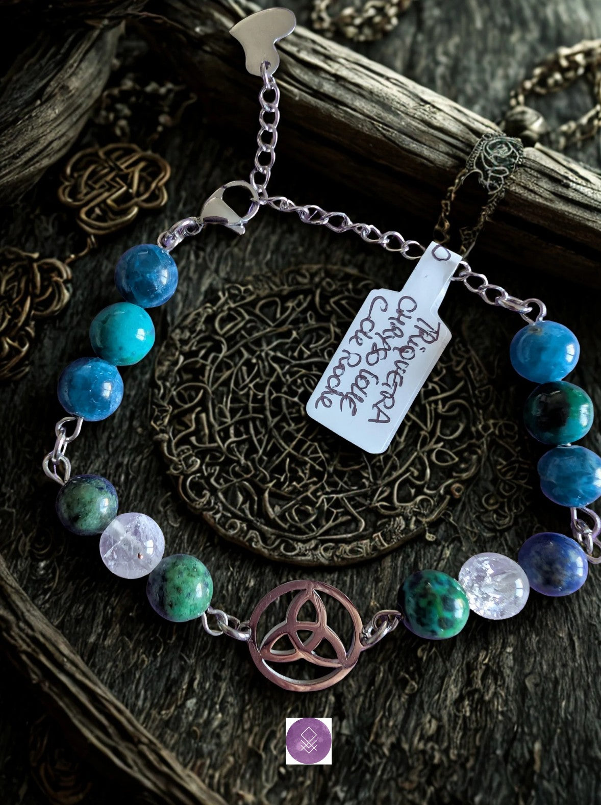 Bracelet communication calme et recentrage en pierres de chrysocolle, apatite et cristal de roche craquelé, symbole triquetra