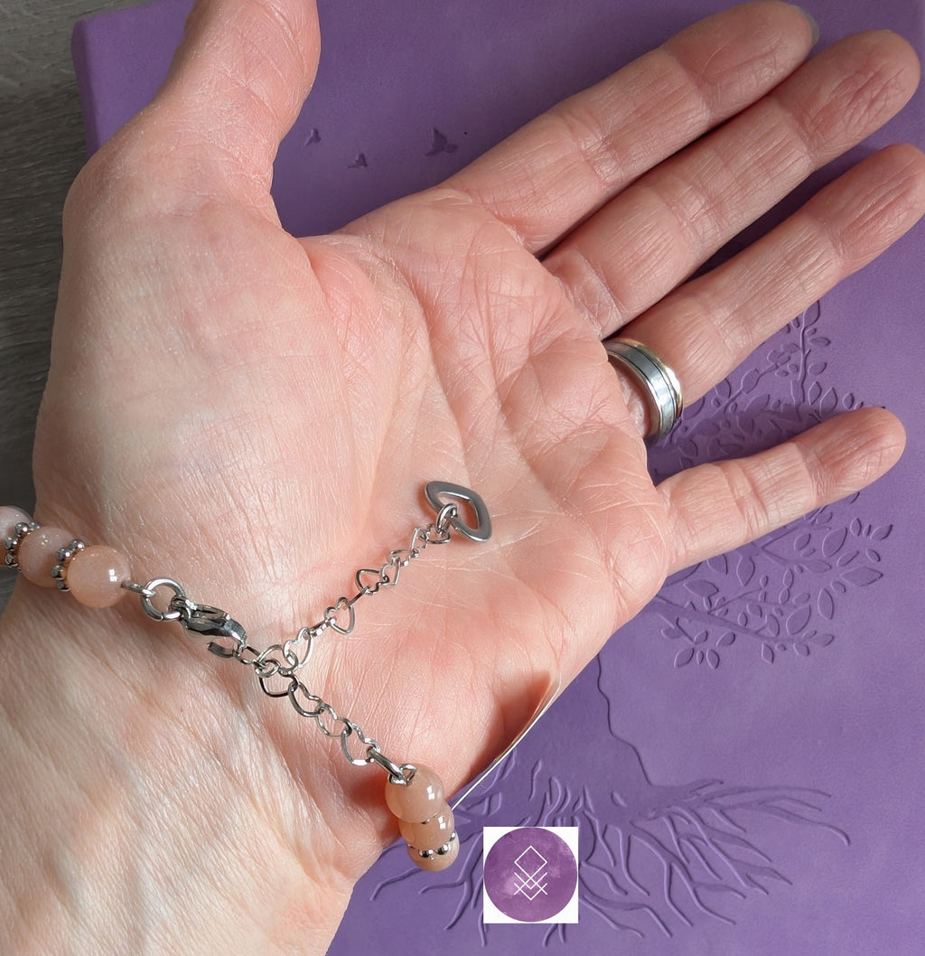 Bracelet joie de vivre et apaisement en pierres de soleil et pierres de lune.