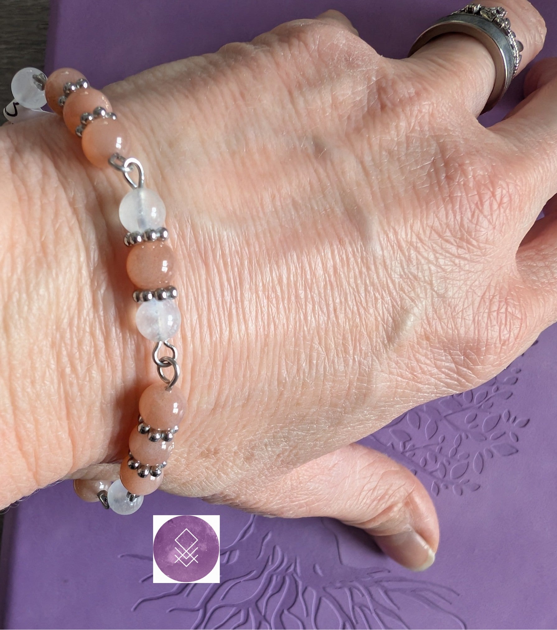 Bracelet joie de vivre et apaisement en pierres de soleil et pierres de lune.